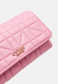 Guess ASSIA CROSSBODY FLAP ORGANIZER - Skuldertasker - pink