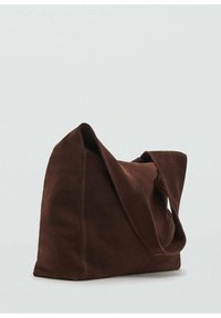 Geantă tote din suede maron cu o textură moale, deschidere mare și o singură curea pentru umăr. Are un design lejer, neformat.