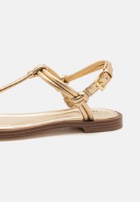 MICHAEL Michael Kors ASTRA THONG - Sandale cu baretă între degete - pale gold