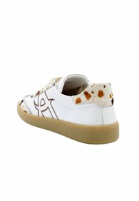 Biały sneaker z gładką skórzaną cholewką, kontrastowym brązowym wzorem oraz teksturowanym piętą w kremowe i brązowe plamki. Guma podeszwy.