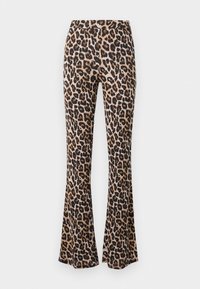 Pantalon taille haute imprimé léopard avec jambes évasées en tons marron, noir et beige sur fond blanc.