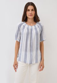 Gestreepte blouse in blauw en wit, met een gathered halslijn en korte mouwen, gemaakt van lichte stof. Draagt samen met witte broek.