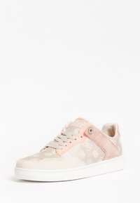 Sneaker dengan skema warna beige dan pink, terbuat dari bahan yang halus. Memiliki detail berpola, bagian depan yang dengan tali, dan ujung bulat.
