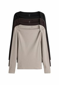 Neli pikkade varrukatega soonilised pealiskatted beeži, pruunis ja mustas värvitoonis. Igal on ruudukujuline kaelus ja lähedane disain. Pehme tekstuur minimaalse detailiga.