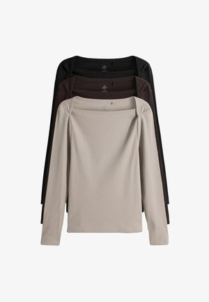 Cztery długie topy z ribbowanym materiałem w kolorze beżowym, brązowym i czarnym. Każdy z kwadratowym dekoltem i dopasowanym krojem. Miękka tekstura z minimalnymi detalami.