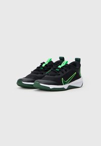 Černé sportovní boty s zelenými akcenty, s prodyšným síťovinovým svrškem, polstrovanou podrážkou a výrazným logem swoosh na boku.