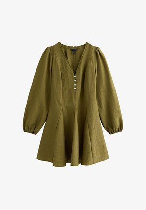 Oliwkowa sukienka z teksturowanej tkaniny, z dekoltem w serek, bufiastymi rękawami, guzikami oraz rozkloszowanym dołem.