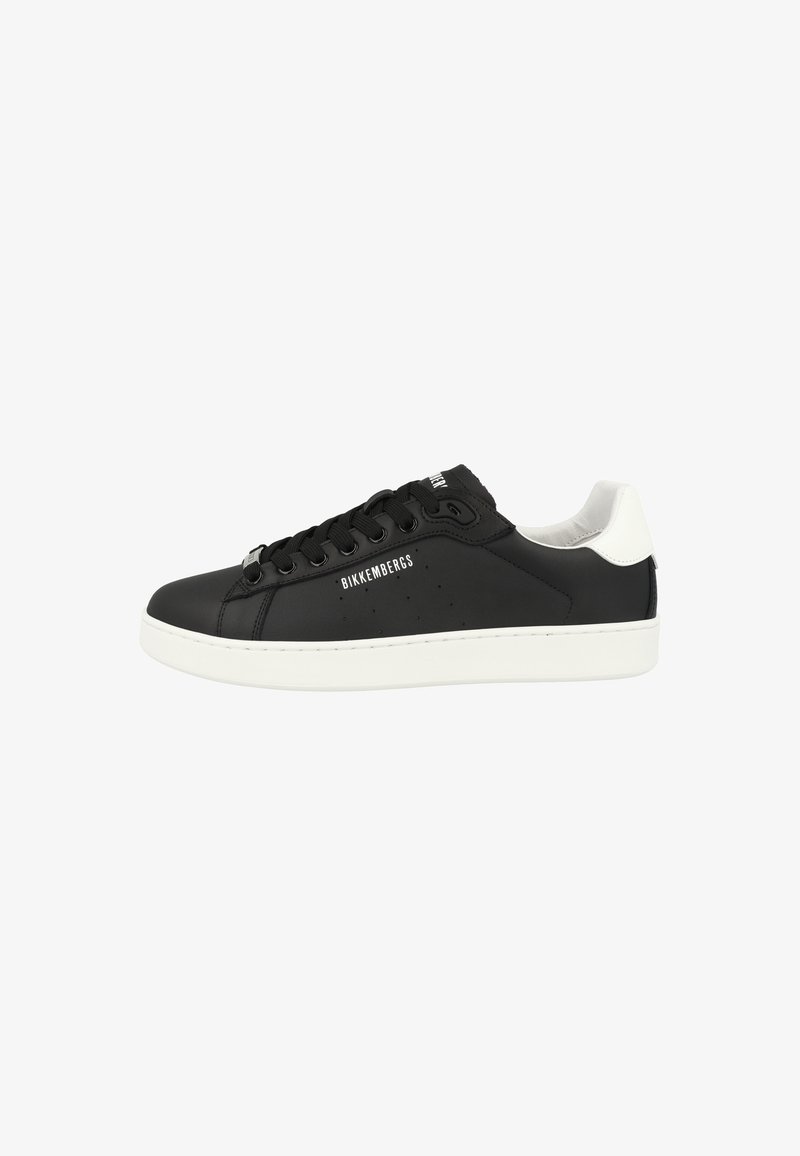 Baskets basses en cuir noir avec semelle blanche et languette au talon blanche, lacets noirs et logo "BIKKEMBERGS" sur le côté.