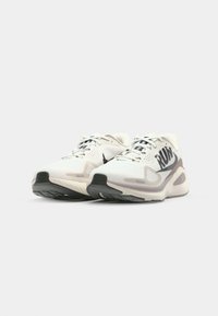 Nike Performance STRUCTURE 26 RUN - Tenisice za cestovno trčanje - summit white/black/vast grey/college grey/sail/sequoia