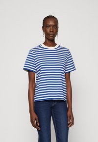 Blå og hvidstribet t-shirt med rund halsudskæring og korte ærmer, lavet af blødt stof, parret med mørk denim jeans.