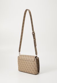 Borsa a tracolla beige con motivo logo embossato, forma rettangolare, tracolla regolabile e dettagli in argento. Superficie texturizzata con chiusura a pattina.