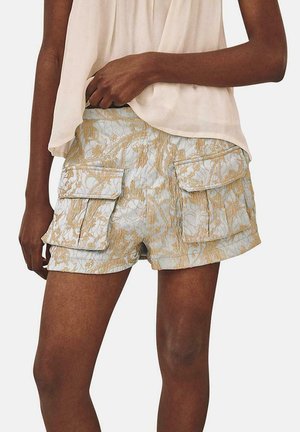 Pantalones cortos de cargador azul claro con patrones florales dorados, que cuentan con dos bolsillos frontales y una tela texturizada.