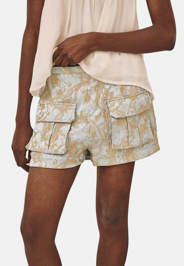 Pantalones cortos de cargador azul claro con patrones florales dorados, que cuentan con dos bolsillos frontales y una tela texturizada.