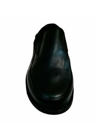 Zapato negro de cuero sin cordones con punta redonda, textura suave, diseño minimalista y sin herrajes o adornos visibles.