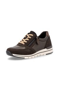 Baskets marron avec des lacets beiges, semelle blanche, fermeture latérale, empiècements en daim et en cuir, vue de face sur fond blanc.