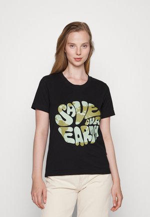 T-shirt de algodão preta com uma gráfica "Salve o Nosso Planeta" em verde e amarelo, com letras arredondadas e uma aparência texturizada.