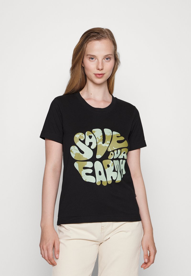 T-shirt de algodão preta com uma gráfica "Salve o Nosso Planeta" em verde e amarelo, com letras arredondadas e uma aparência texturizada.