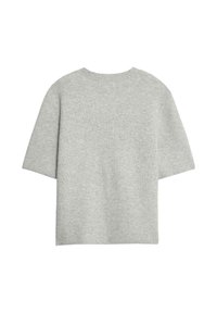 Suéter gris de manga corta con textura de canalé y cuello redondo, que presenta un corte holgado y un diseño minimalista.