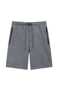 Shorts gris en tissu texturé, avec une taille élastique munie d'un cordon de serrage et deux poches latérales avec des accents noirs.