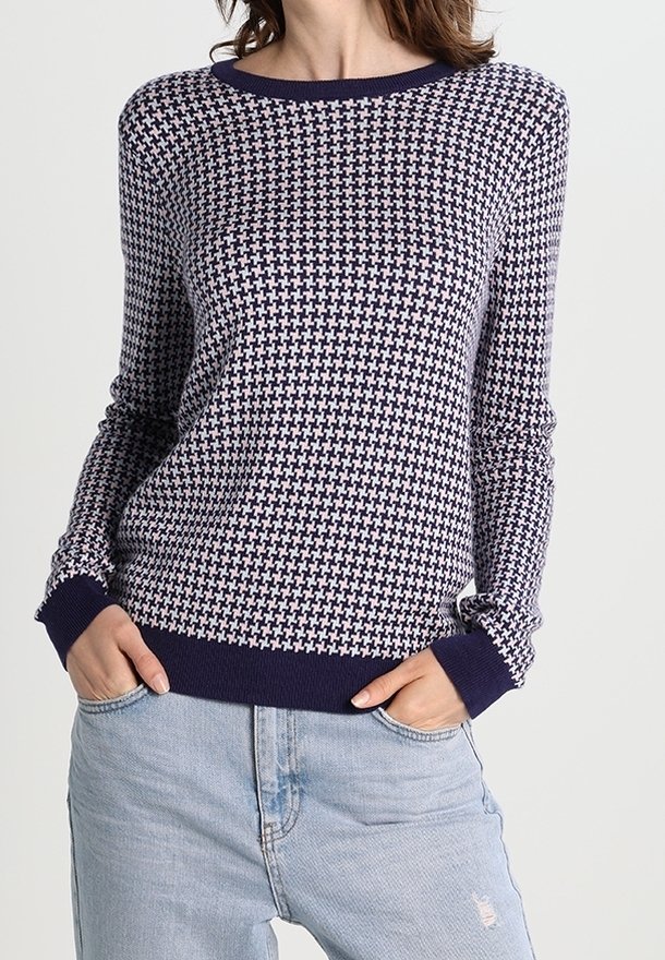 Pull en tricot bleu marine et crème avec un motif à carreaux texturé. Il présente un col rond et des poignets et un ourlet côtelés. Coupe décontractée.