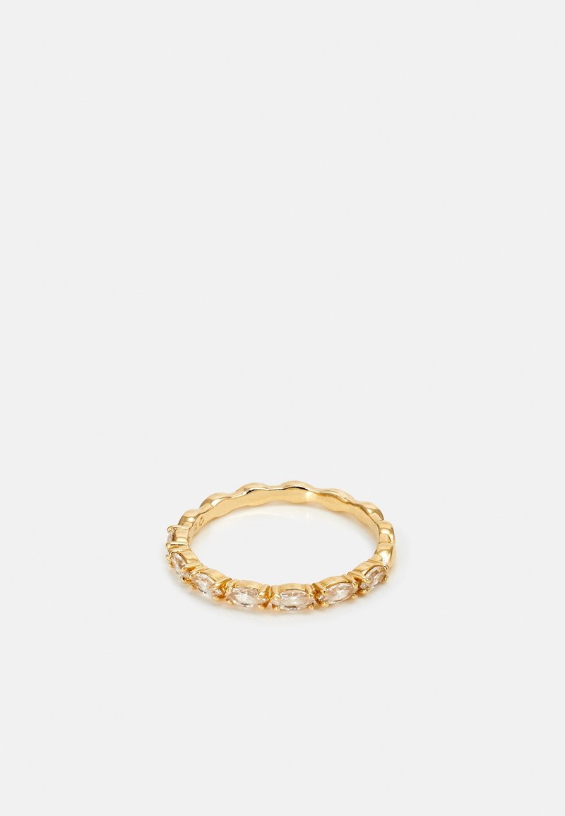 Bague en or ornée de pierres précieuses ovales et transparentes disposées en motif continu autour de l’anneau sur fond blanc.