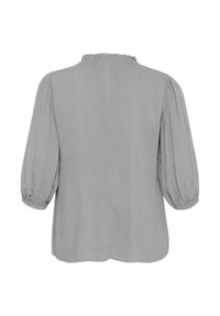 Blusa gris de tejido suave, con un escote con volantes y mangas abullonadas, de corte holgado y textura suave.