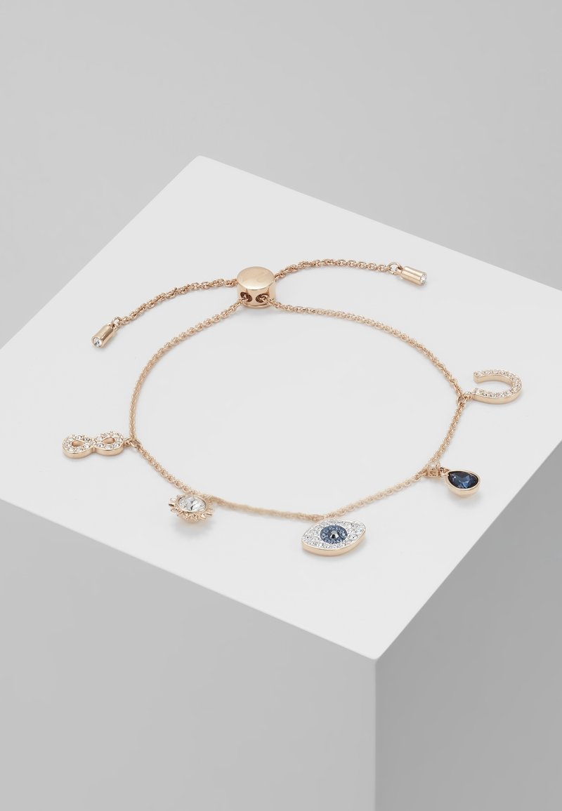 Bracelet délicat en or avec chaîne ajustable et cinq charms : infini, fleur en pierre précieuse, œil maléfique, goutte bleue et fer à cheval avec cristaux.