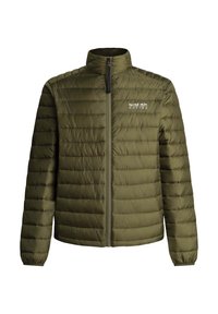 Chaqueta acolchada verde oliva con cuello alto, diseño acolchado horizontal, cremallera frontal y logo de Red Bull Racing en el lado izquierdo del pecho.