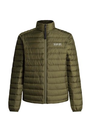 Chaqueta acolchada verde oliva con cuello alto, diseño acolchado horizontal, cremallera frontal y logo de Red Bull Racing en el lado izquierdo del pecho.