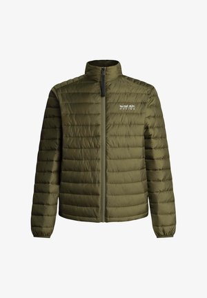 Doudoune verte olive avec un col haut, un design matelassé horizontal, une fermeture éclair à l'avant et le logo Red Bull Racing sur la poitrine gauche.