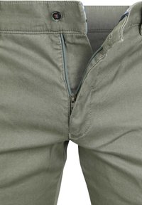 Groene katoenmix broek met een ritssluiting, knoopsluiting en subtiele textuur met blauwe accenten aan de binnenkant van de tailleband.