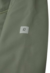 Tessuto verde oliva con una superficie liscia, caratterizzato da un piccolo logo argentato racchiuso in un quadrato. Il materiale ha una finitura opaca.