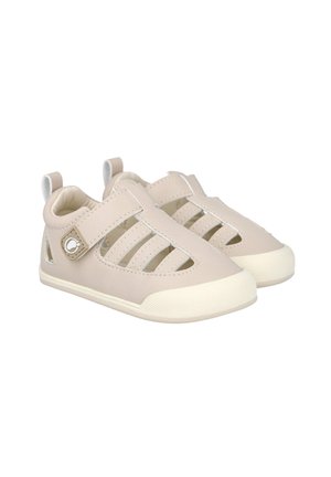 Sandalias beige para niños pequeños con diseño de punta cerrada, correa ajustable, ranuras de ventilación laterales y suelas de goma blancas.