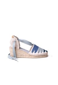 Korkeajalkainen espadrille vaaleassa beige-ssä, sinisessä ja teal-värissä, jossa kangas päällinen, punottu juuttipohja ja nauhateipit. Sisältää leikattu muotoilun kärjessä.