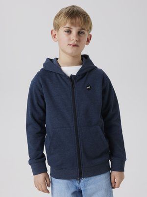 Sweatshirt zippé marine en tissu doux, avec une capuche à cordon et deux poches avant. Comprend un petit logo sur la poitrine gauche.