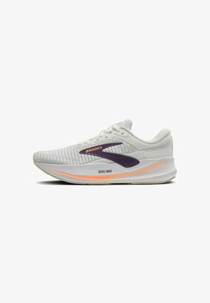 Scarpa da running bianca Brooks Revel Max con logo viola e dettaglio arancione sulla intersuola, vista laterale, su sfondo bianco.