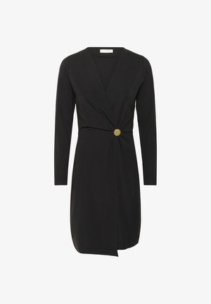 Černé dlouhé šaty na zavazování s výstřihem do V a asymetrickým lemem, se stažením v pase a jedním kulatým zlatým knoflíkem.