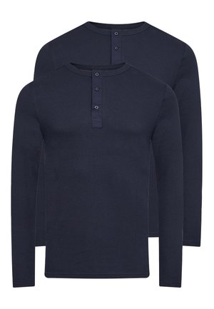Mørkeblå langærmede skjorter med rund halsudskæring, knaplukning og blødt bomuldsstof; tætsiddende form der viser to skjorter stablet.