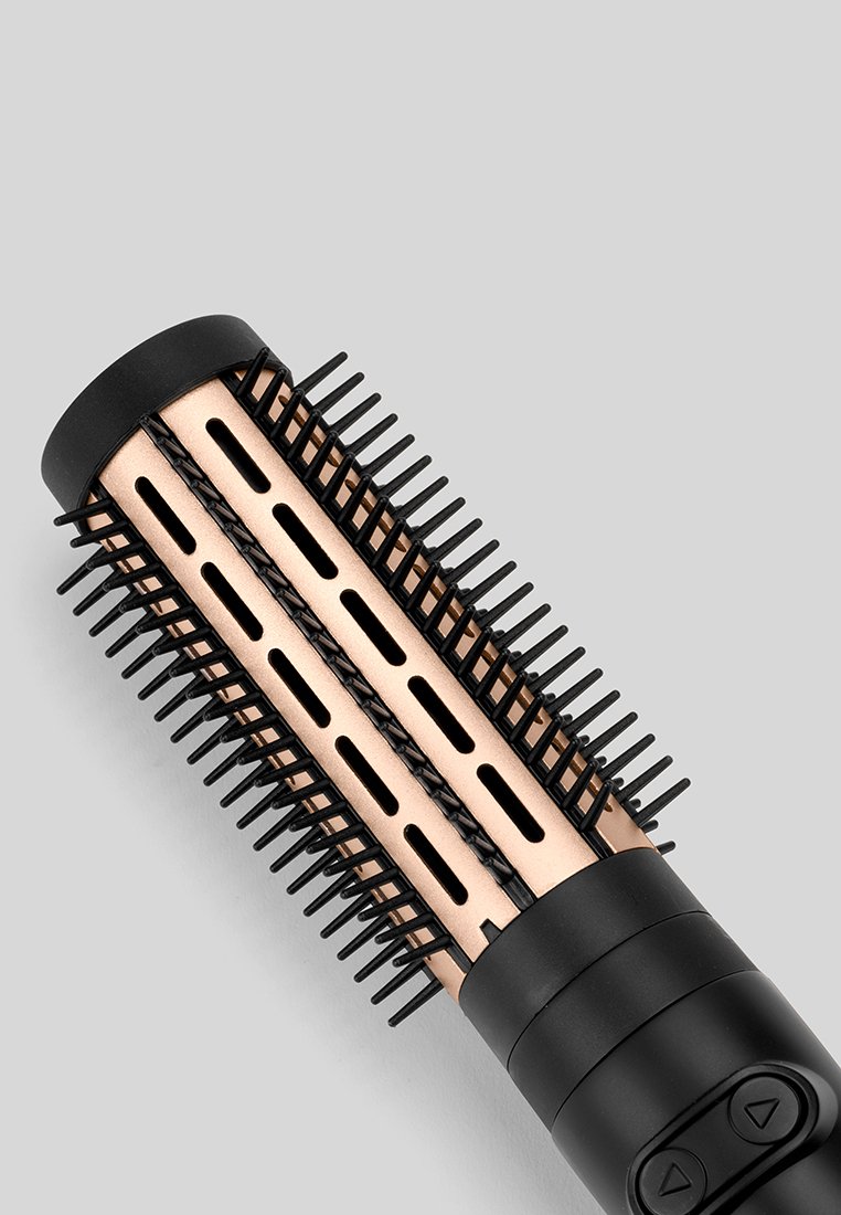 Brossage rond avec une poignée en caoutchouc noir, un barillet en métal rose gold, des poils flexibles et des aérations le long du barillet pour le coiffage.