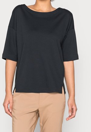 Černé tričko s krátkými rukávy, širokým výstřihem, rozparky na bocích a měkkou texturou. Má volný střih a neformální design.