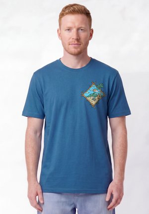 watapparel, BEACH IS CALLING - T-shirt print - mindful blue