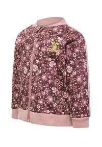 Veste zippée florale dans des tons de violet avec des accents verts et roses. Comprend des poignets et un col côtelés, logo brodé sur la poitrine.