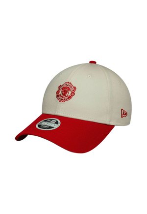 Casquette de baseball blanche et rouge avec le logo Manchester United à l'avant et le logo New Era sur le côté, indiquée comme taille réglable pour femmes.