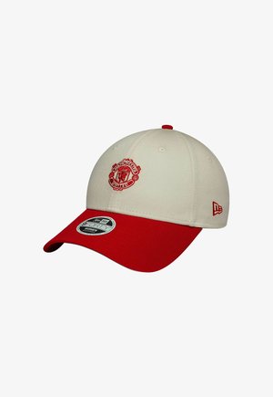 Biała i czerwona czapka bejsbolowa z logo Manchester United z przodu oraz logo New Era po boku, oznaczona jako regulowany rozmiar damski.