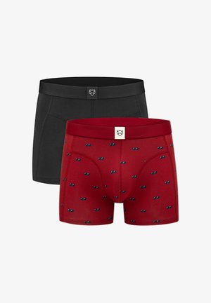 Dos pares de bóxers para hombre, unos en negro sólido y otros rojos con un pequeño patrón de gafas de sol azules, ambos con un pequeño logo en la cintura.