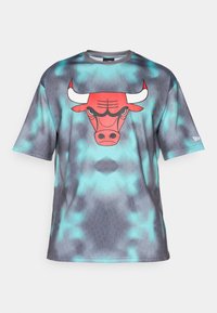 Grå og teal tie-dye kortærmet T-shirt med et fremtrædende rødt okse grafisk motiv på forsiden, rund hals og blød tekstur.