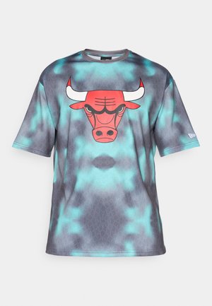 T-shirt de manga curta em tie-dye cinza e verde-água, com um gráfico de touro vermelho em destaque na frente, gola redonda e textura suave.