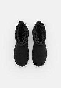 Μαύρα μπότες μέχρι τον αστράγαλο φτιαγμένες από μαλακό σουέτ, με χνουδωτό εσωτερικό φόρεμα, στρογγυλή σιλουέτα και θηλιές στο πίσω μέρος για εύκολη φόρμα.