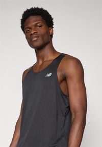 New Balance ATHLETICS GRAPHIC SINGLET - Felső - black