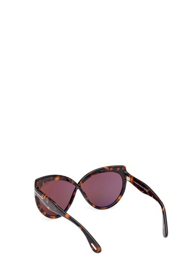 Occhiali da sole a forma di occhio di gatto con montatura a motivo tartaruga e lenti viola scure. Texture liscia, tempie più larghe e dettagli in metallo vicino alle cerniere.